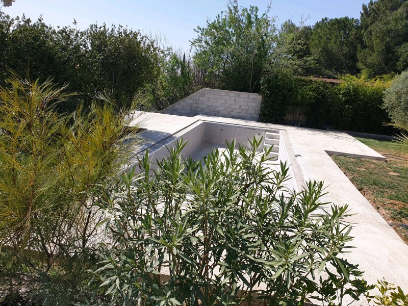 Construction d'une terrasse en béton armé autour d'une piscine à Aix en Provence