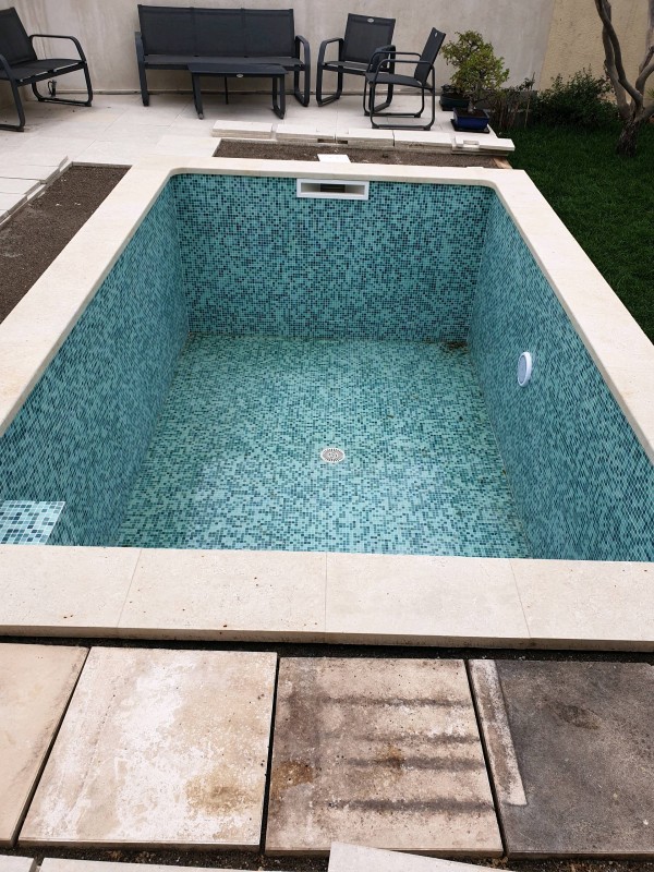 construction petite piscine en betonn sur la cote bleue